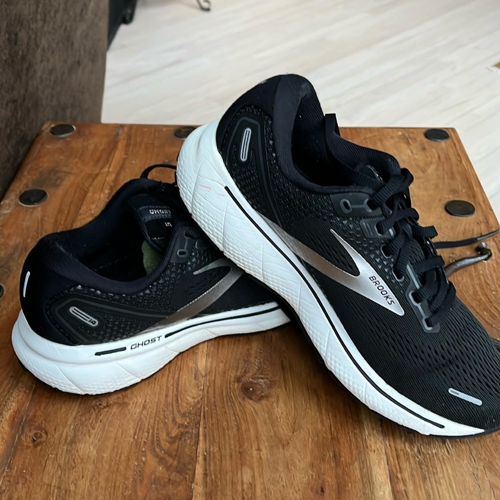 Brooks Ghost 14 Women’s 7.5 running shoes. Barely worn, black, white, silver